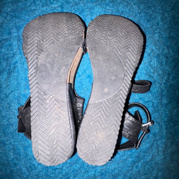 Volatile Wedge Black Silver Snake Python Buckle Sandals Women's Size 10 - Picture 6 of 8